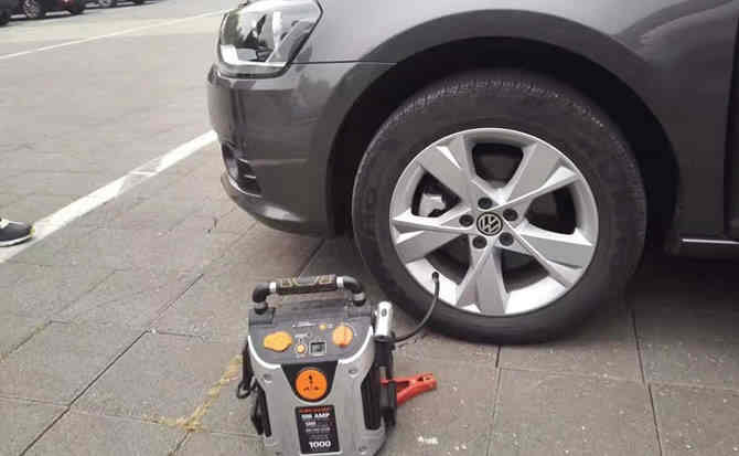 宜章汽车搭电案例